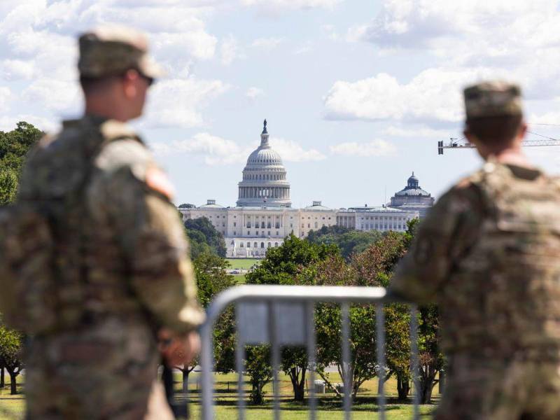Miembros de la Guardia Nacional patrullan en Washington DC.