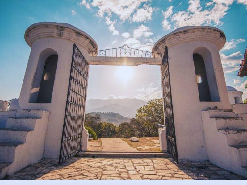 Bajo la visión estratégica de Mishel Rosa, gobernadora departamental, se ha puesto en marcha un plan de gestión orientado no solo a incrementar la visitación, sino también a dinamizar la economía de las familias lencas y consolidar la marca territorial de la región para el verano de 2026.