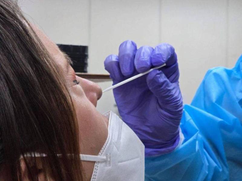 Una mujer se realiza una prueba PCR para diagnostico de covid-19.