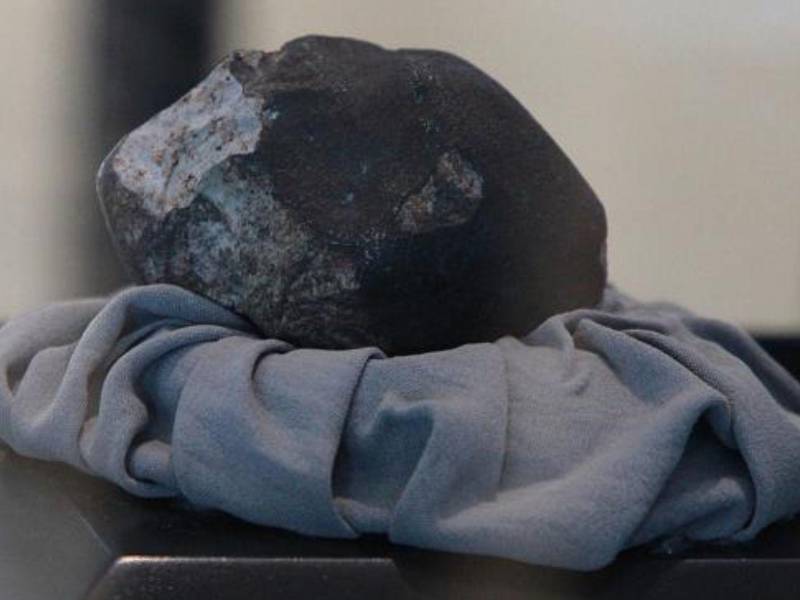 Una roca que viajó millones de kilómetros por el espacio y que terminó impactando una vivienda en Honduras es hoy una pieza científica curiosa que resguarda y expone la Universidad Nacional Autónoma deen Comayagua.