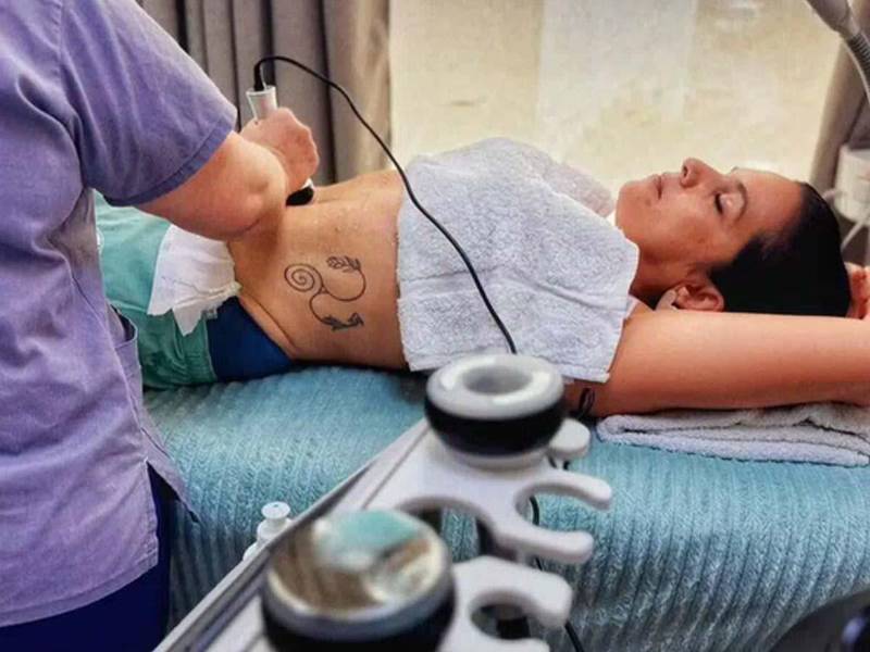 La chef Sandra Díaz durante un tratamiento estétido de reducción de talla.