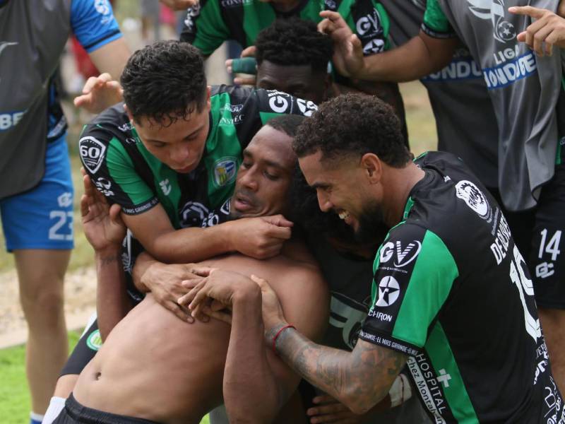 Luis Santamaría se quitó su camiseta para festejar su anotación ante Real Sociedad.
