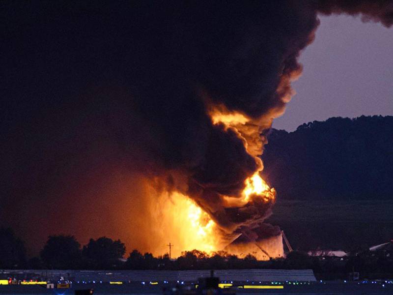 Fotografía cedida por la cuenta oficial de X @SecDuffy del secretario de Transporte de EEUU, Sean Duffy, que muestra el accidente de un avión de carga de la empresa UPS, el martes, en Kentucky (EEUU.).