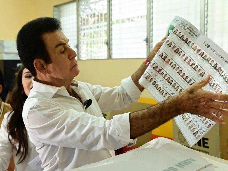 El candidato presidencial Salvador Nasralla lanzó fuertes señalamientos este miércoles contra la empresa encargada de la transmisión de actas, asegurando que sus socios en Honduras no cuentan con experiencia previa en este tipo de procesos electorales.