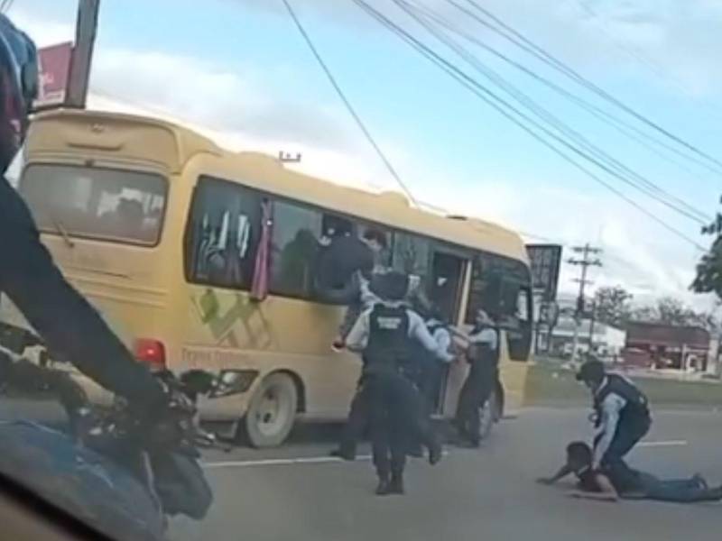 Uno de los saltantes es capturado cuando intenta huir por la ventana.