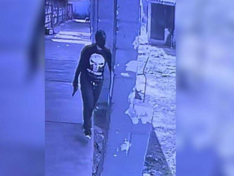 Fotografía muestra a una reclusa cargando un arma el día la matanza de 46 mujeres en Pnfas, cárcel de mujeres ubicada en Támara, en las afueras de Tegucigalpa, capital de Honduras.