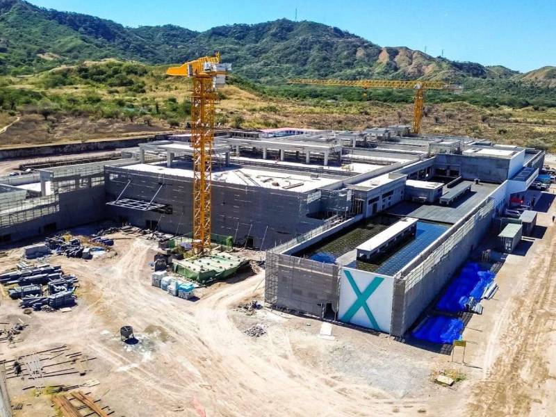 Los hospitales de Choluteca, Tocoa e Islas de la Bahía continúan en construcción.