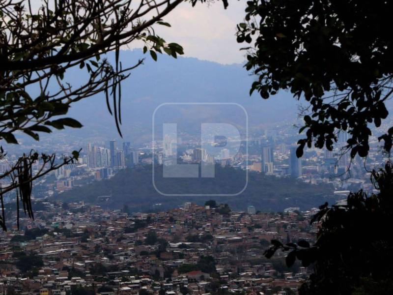 Tegucigalpa lleva varios días cubierta por una espesa nube de humo que ha reducido drásticamente la visibilidad en distintos puntos de la ciudad. Las imágenes captadas muestran una capital opacada, con un aire pesado que se ha vuelto imposible de ignorar.
