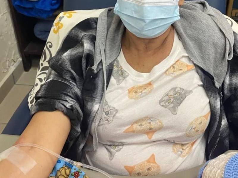 Una mujer hondureña durante su sesión de quimioterapia en una fotografía de archivo.