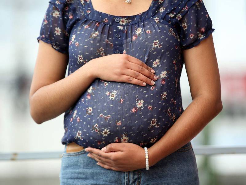 Expertos afirmaron que es necesario realizar programas de educación sexual integral en los centros educativos para educar y prevenir embarazos en adolescentes y niñas.