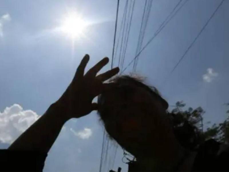 El especialista en meteorología explicó que las temperaturas más elevadas serán en: Choluteca con 41 grados máximo y 26 mínimo, al igual que en Valle.