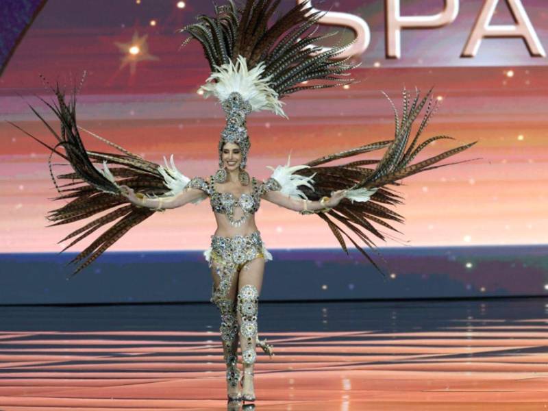 La representante de España, Andrea Valero, compite en la competencia de traje nacional de Miss Universo 2025 en el Impact Challenger Hall de la provincia de Nonthaburi, en las afueras de Bangkok, Tailandia.