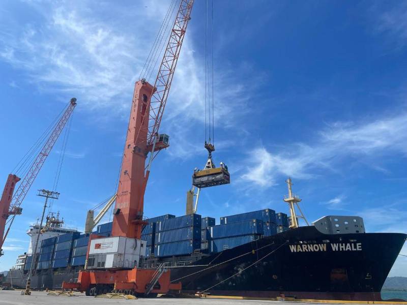La Operadora Portuaria Centroamericana (OPC) carga un buque en Puerto Cortés.
