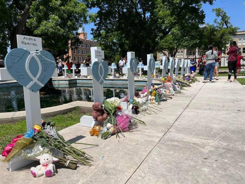 Personas visitan hoy las cruces instaladas en memoria de las 21 víctimas asesinadas el martes en la masacre de la escuela primaria Robb.