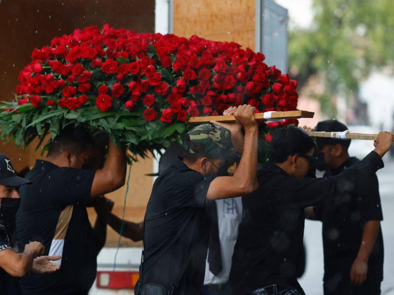 Personas cargan un arreglo floral durante la velación de Nemesio Oceguera Cervantes, alias El Mencho, líder del Cartel Jalisco Nueva Generación (CJNG).
