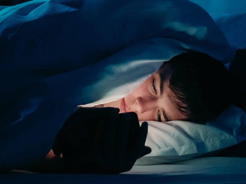 Muchos adolescentes se desvelan viendo contenido en redes sociales.