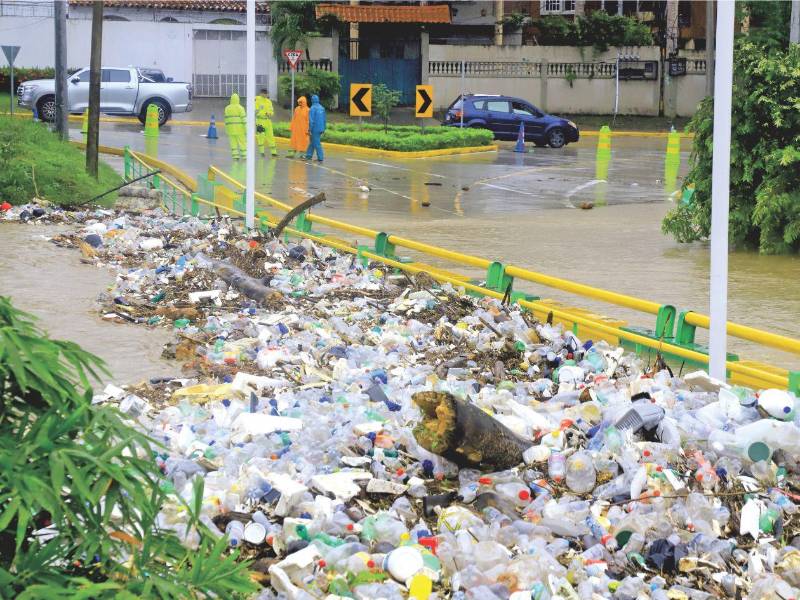 La basura arrastrada por las fuertes corrientes de agua obstruye las alcantarillas de San Pedro Sula, dificulta el drenaje y agrava el riesgo de inundaciones en distintos sectores de la ciudad.