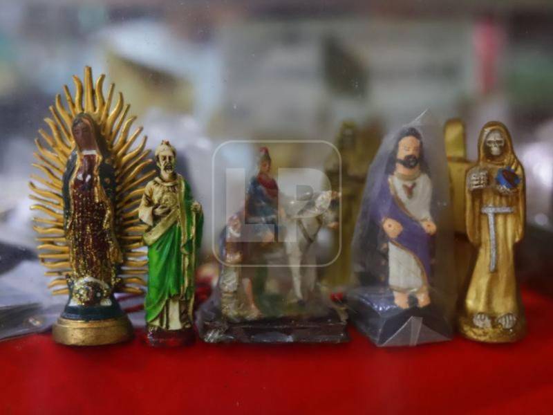Para muchos compradores, las botánicas son espacios donde convergen productos naturales, creencias y prácticas de la cultura popular sampedrana.