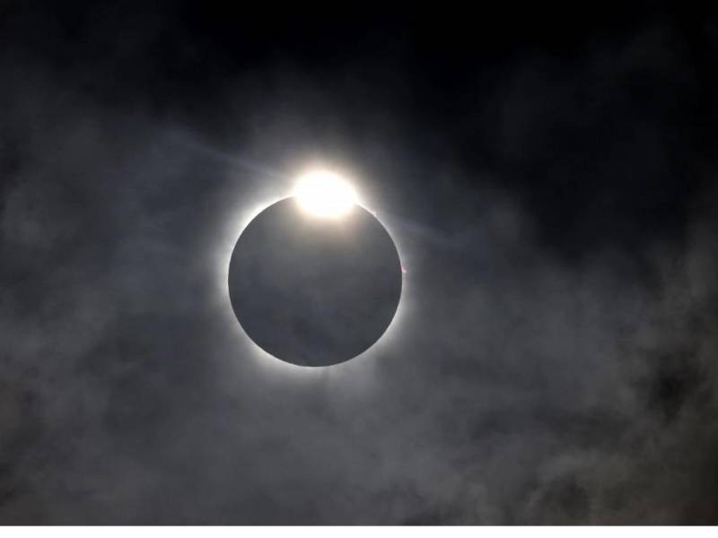 El efecto del anillo de diamantes se ve cuando la luna eclipsa al sol el 8 de abril de 2024 en Fort Worth, Texas. Millones de personas han acudido en masa a áreas de América del Norte que se encuentran en el “camino de la totalidad” para experimentar un eclipse solar total. Durante el evento, la luna pasará entre el sol y la Tierra, pareciendo bloquear el sol.