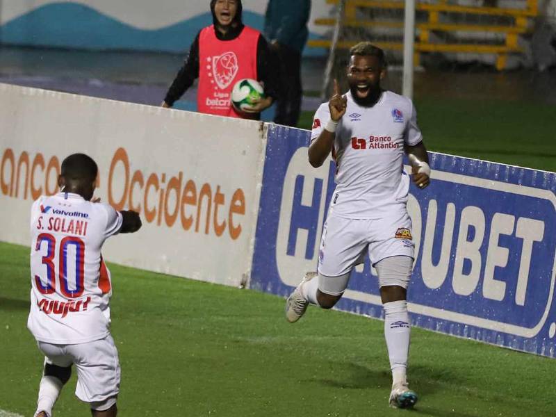 Jorge Benguché celebrando el gol con Solani.