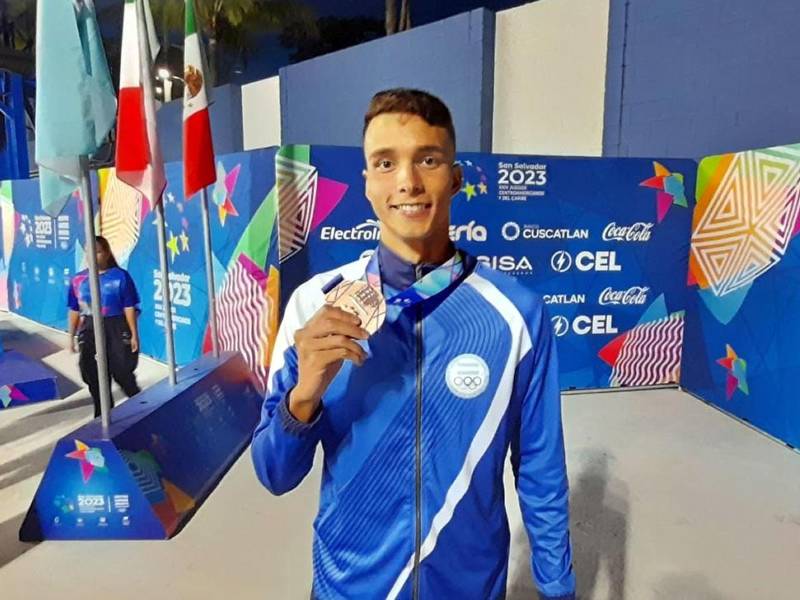 El nadador hondureño Julio Horrego posando feliz con su medalla en los Juegos Centroamericanos y del Caribe San Salvador 2023.