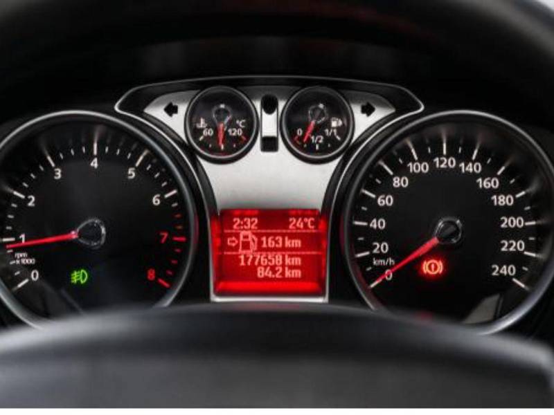 Un experto mecánico podrá detectar señales de desgaste inconsistente o cualquier otra anomalía que indique que el cuentakilómetros ha sido alterado.