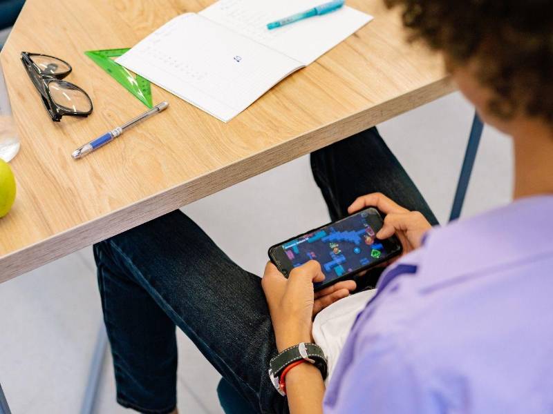 El uso de celulares en las escuelas es objeto de nuevas regulaciones en distintos países por sus posibles efectos en la concentración, el aprendizaje y la salud mental de niños y adolescentes