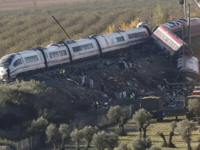 Camiones del ejército y grúas pesadas trabajan este jueves en los trenes.
