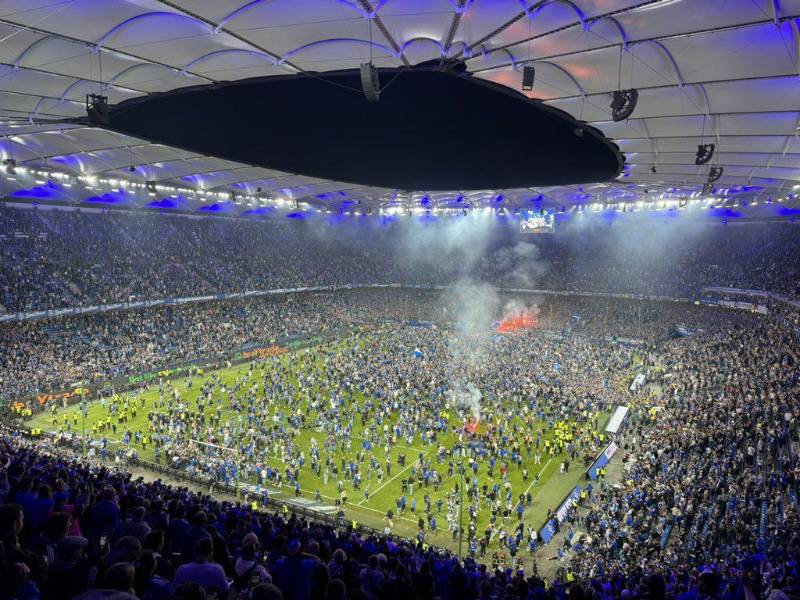 La afición invadió el campo para festejar el ascenso a la máxima competición.