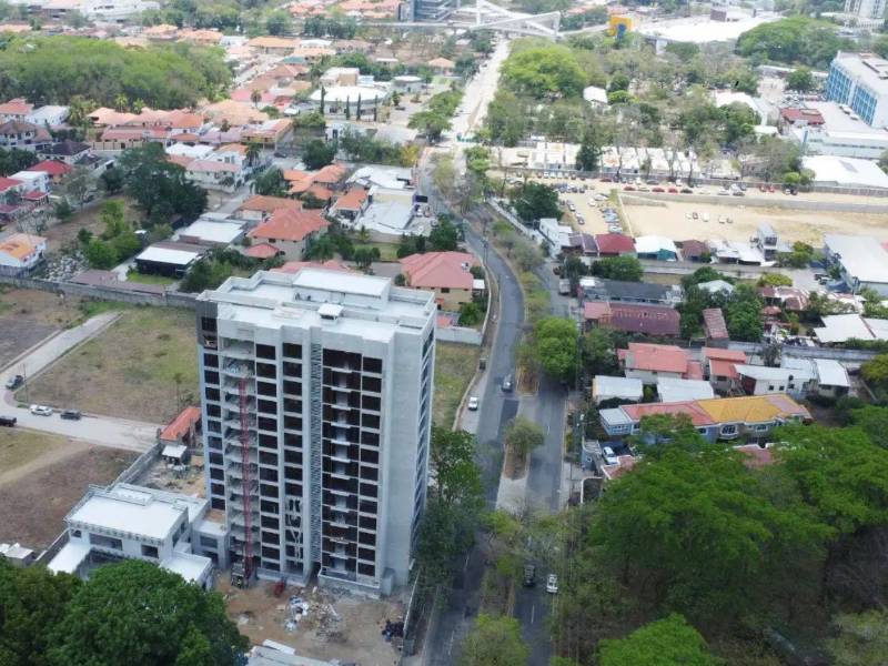 Fotografía de la construcción de la torre residencial Viú en San Pedro Sula.