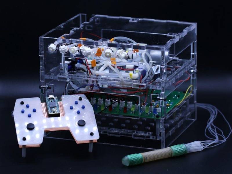Ejemplo de la caja de control, el controlador de 'joystick' inalámbrico y el robot enteroscópico blando bioinspirado. Crédito: MIT