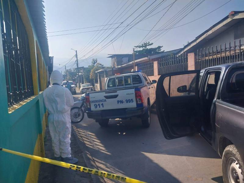 Médico forense en la entrada de la vivienda donde encontraron muerta a la madre y su hija.