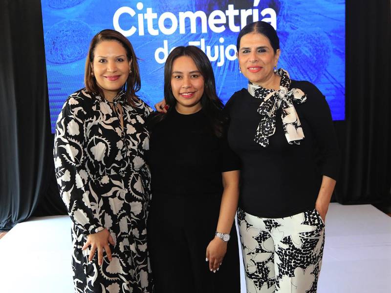 Las doctoras Fabiola Valladares, Luisa Acosta y Sandra Murra en el lanzamiento del nuevo servicio de Citometría de Flujo que ofrece Laboratorios Microlab.