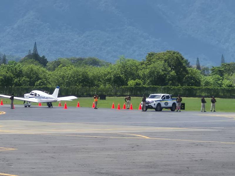 Comando armado en pista: así fue el simulacro de respuesta rápida en el aeropuerto Guillermo Anderson de La Ceiba. La acción midió la capacidad de respuesta de la seguridad aeroportuaria.