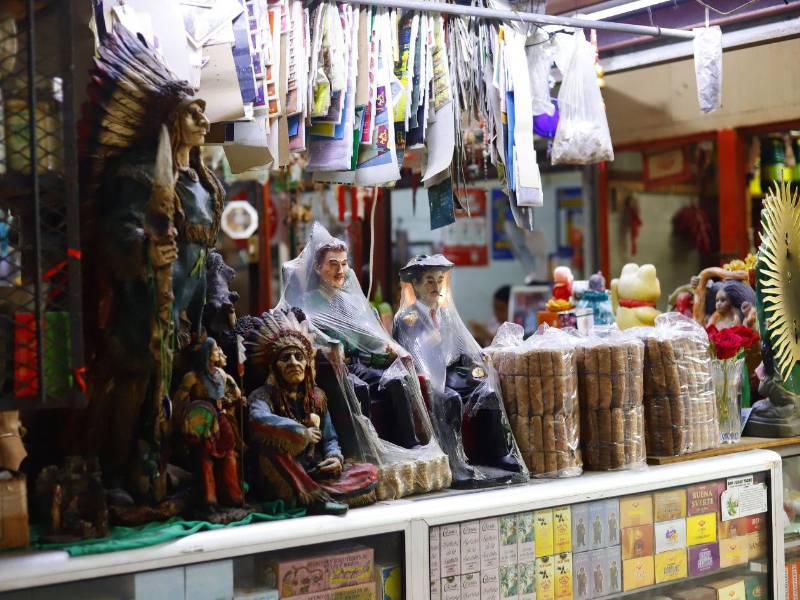 Entre santos, figuras consideradas protectoras, budas y otros elementos de distintas tradiciones conviven en los estantes de estos establecimientos.
