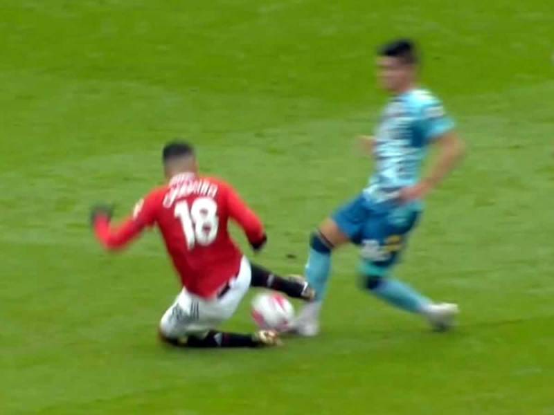Así fue el terrible planchazo de Casemiro sobre Carlos Jonás Alcaraz.