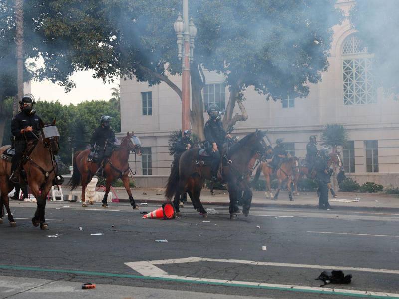 El presidente Donald Trump hizo caso omiso a la petición del gobernador de California, Gavin Newsom, y ordenó el sábado el despliegue de 2,000 soldados.