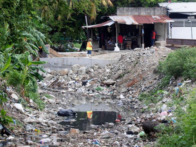 Basura, aguas negras y malos olores rodean a miles de familias en San Pedro Sula.