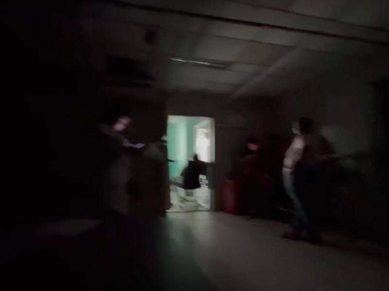 Videos difundidos muestran a personal médico atendiendo pacientes con linternas de celulares durante los cortes de energía, mientras autoridades buscan reactivar una planta del antiguo hospital como medida de emergencia. En la foto, una sala justo al momento del apagón.