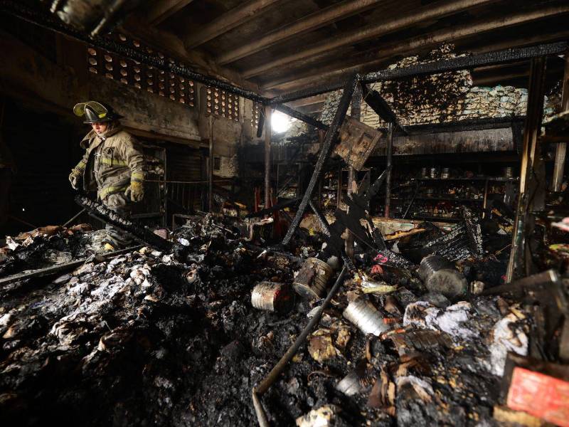 Tras más de nueve horas de arduo trabajo, Bomberos lograron controlar el fuego en el mercado Medina Concepción.
