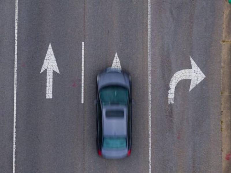 La función, denominada Live Lane Guidance (“guía de carril en vivo”), utiliza la cámara frontal del automóvil para analizar el entorno en tiempo real.