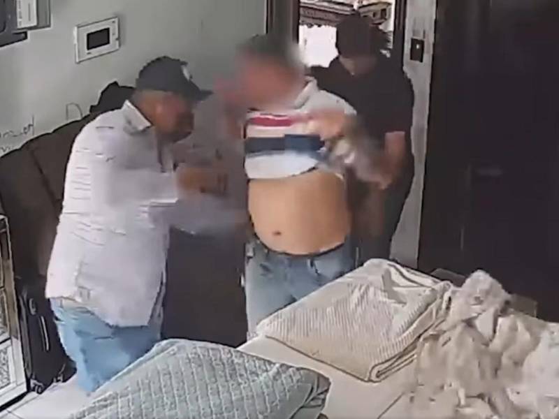 Los sujetos encañonaron a un hombre y lo despojaron de todo.