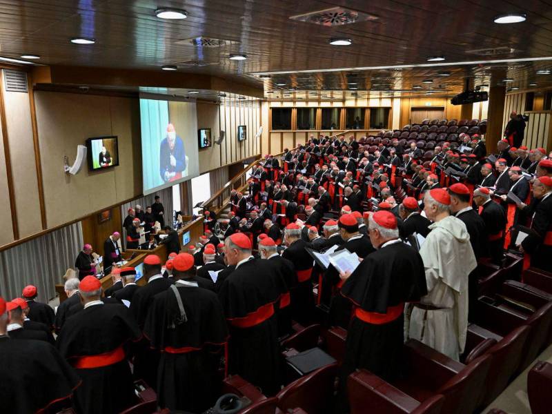 Cardenales reunidos en el Vaticano para preparar el cónclave que empezará el 7 de mayo.