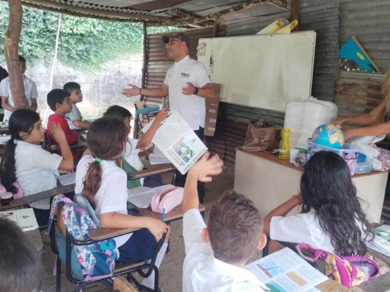 El próximo proyecto será en Las Minas, El Progreso, Yoro, donde 105 niños reciben clases en condiciones precarias, dentro de galeras.