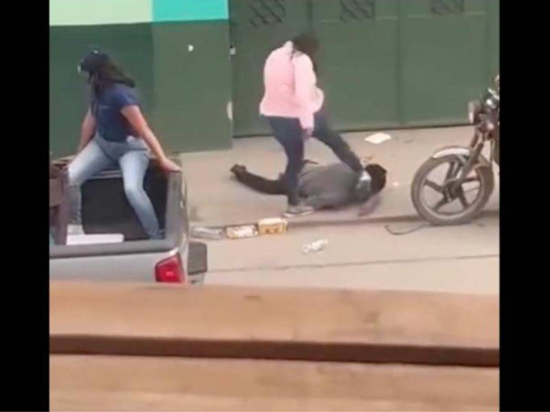 La mujer le pegó enla cara al hombre cuando estaba en el suelo.