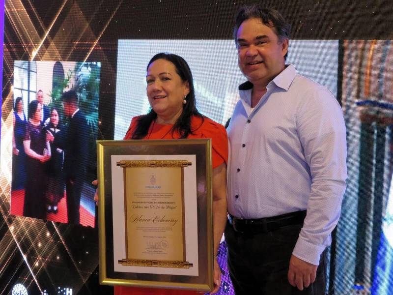 Blanca Echeverry comparte con su esposo el reconocimiento otorgado por el Consulado de Honduras en Valencia, España.
