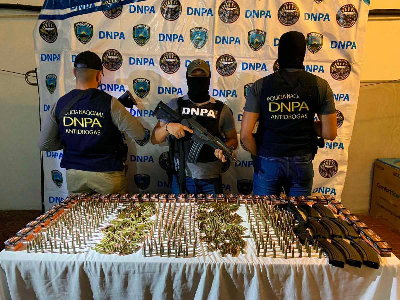 <b><span class=mln_uppercase_mln>Evidencias.</span></b> El decomiso lo hicieron agentes antidrogas de la Policía.