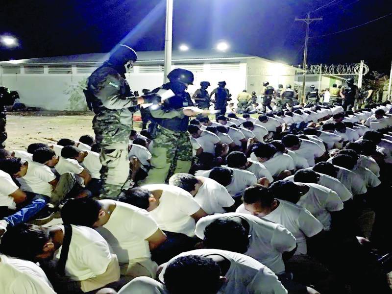 Los privados de libertad al momento de ser trasladados vestían camisetas color blanco.