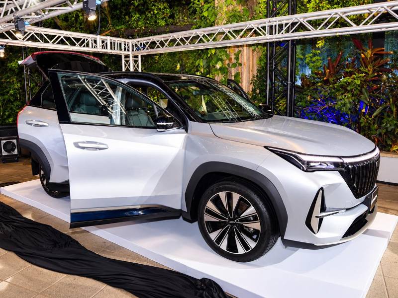 Durante la inauguración se presentó el nuevo Geely Starray, un modelo que refleja la visión de la marca al integrar tecnología, diseño e innovación en una propuesta orientada a las nuevas necesidades de movilidad.