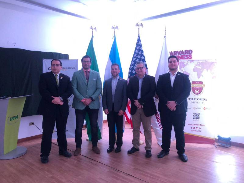 Autoridades académicas de UTH y representantes de Canvas en el lanzamiento de la plataforma en el campus de San Pedro Sula.